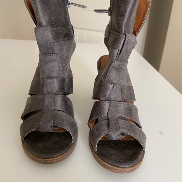 Brenna Strappy Heeled Sandal - Picture 3 of 7